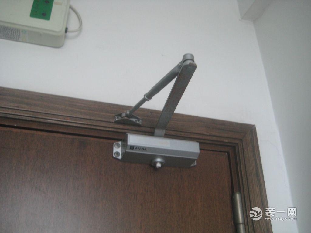 Part6:闭门器安装: 网友:闭门器装在门框上的哪个地方? 回复:您好,闭门器的安装位置: 1、上下位置通常贴近门框或门扇边缘就可以,保证机身与支臂自然舒展。 2、而左右相对于铰链(合页)的位置就相对复杂,其中涉及到力矩的专业问题,通常闭门器参数中也会注明关门力度。好吧这不是我们关注的点。 3、我们只需要记住,闭门器距离铰链(合页)越近所需关门力度越小。常用闭门器距离铰链(合页)100-180mm为宜。 网友:闭门器正确安装方式是什么样的?